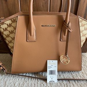 Large Avril tote. Excellent condition. Used once.